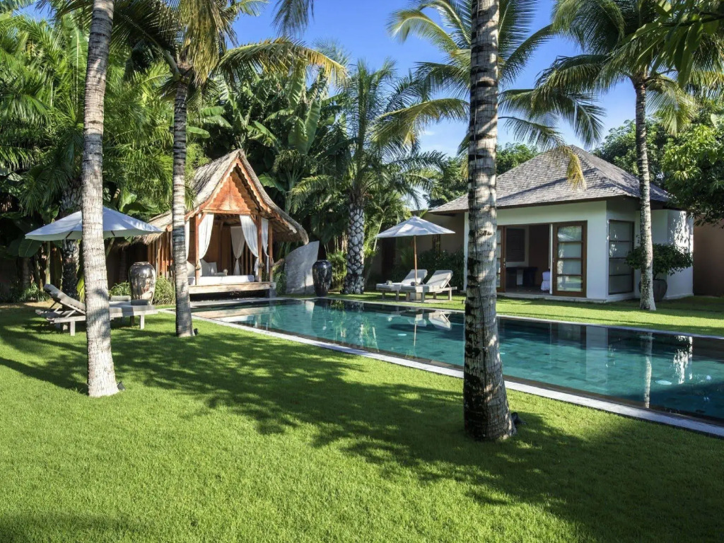 Villa Tiga Puluh, 7 Bedrooms Private Villa in Seminyak