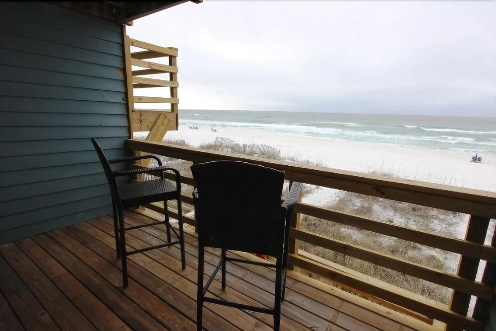 Seawinds 2 - 4 Br cabin by RedAwning