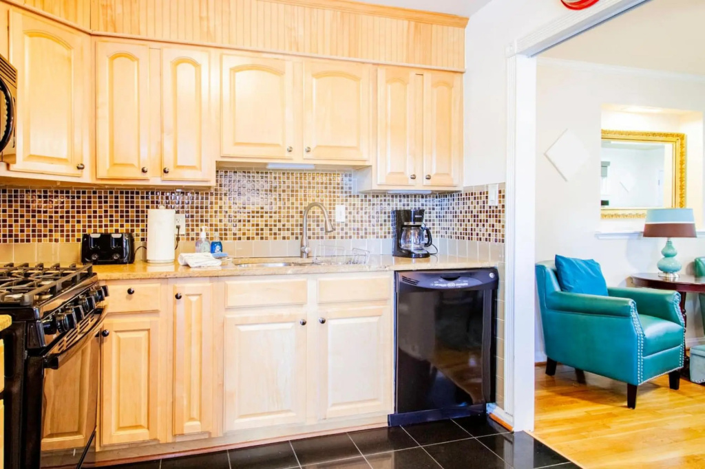 ✶ Gorgeous Home Tucked Away In Greener Part Of Town ✶ Transit-Friendly !
