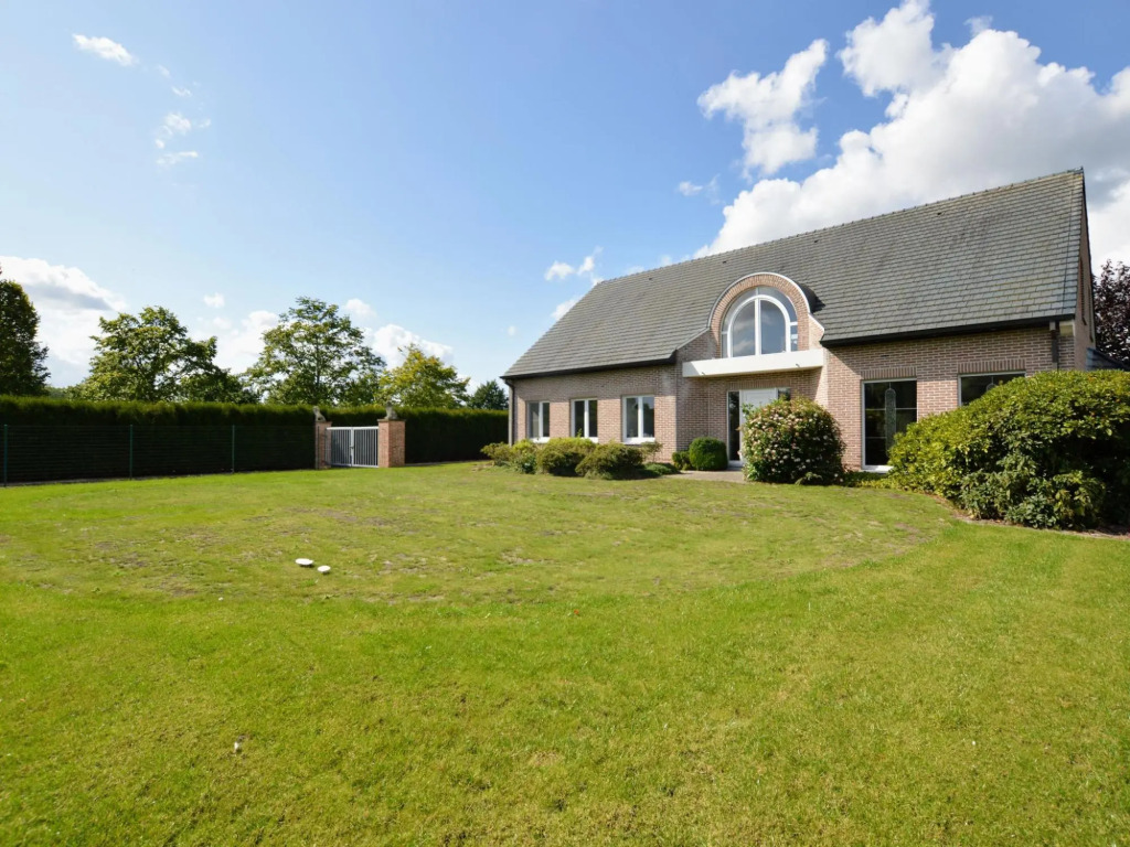 Spacious villa in Zingem with garden