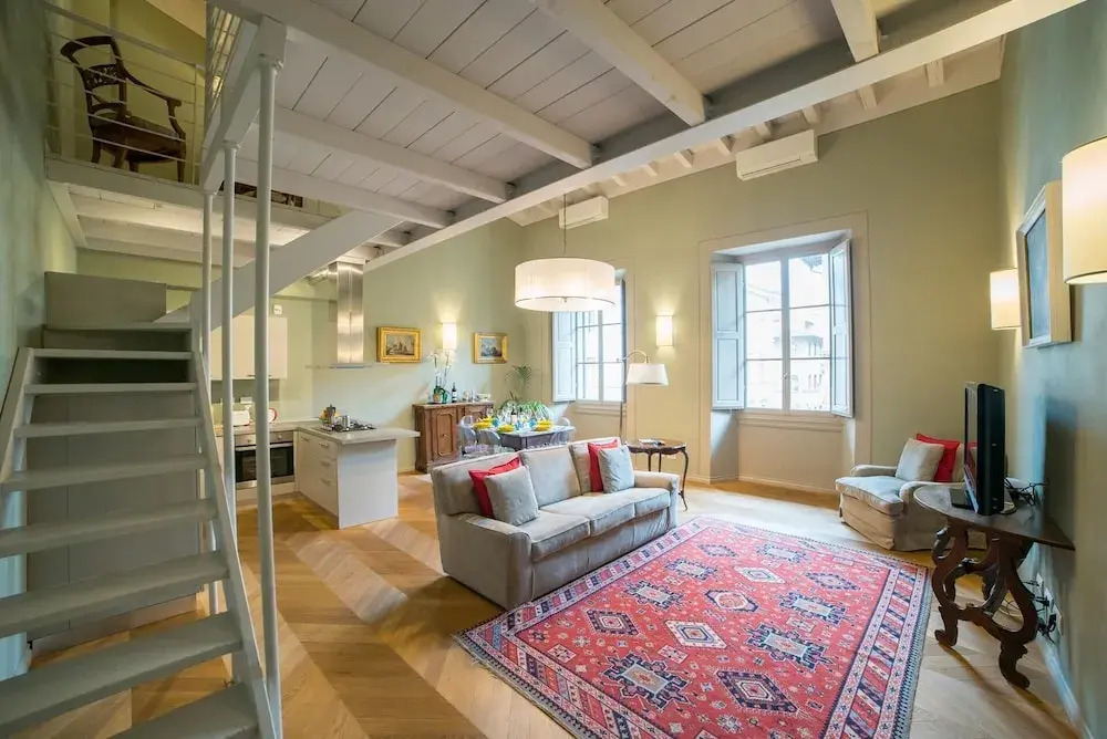 Charming Two Bedroom Apartment in Piazza Strozzi