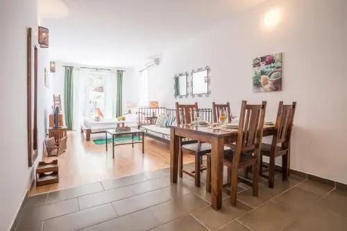 Zlatni Bol Apartments