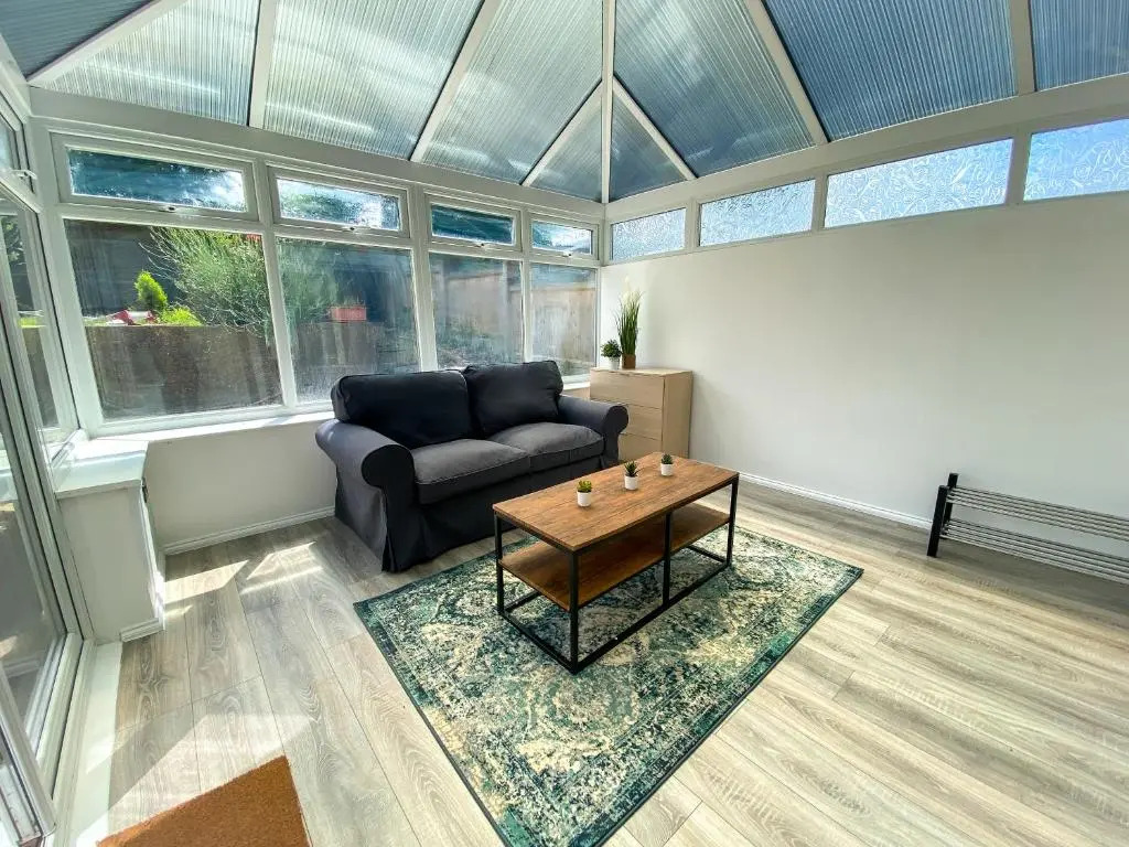 OnSiteStays - Ideal Long Term Retreat, 2-Br House with Conservatory, Parking & Wi-Fi