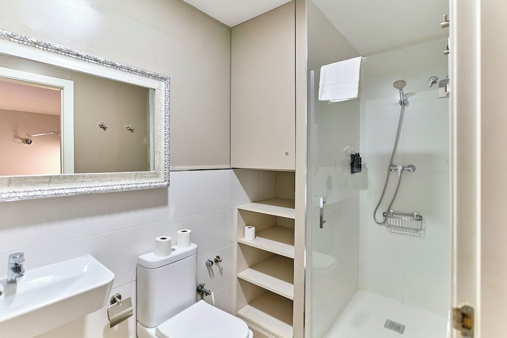 Montserrat Apartments by gaiarooms