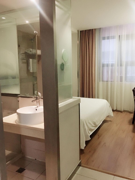 Hanting Hotel Shanghai Hongkou Football Stadium Metro Station