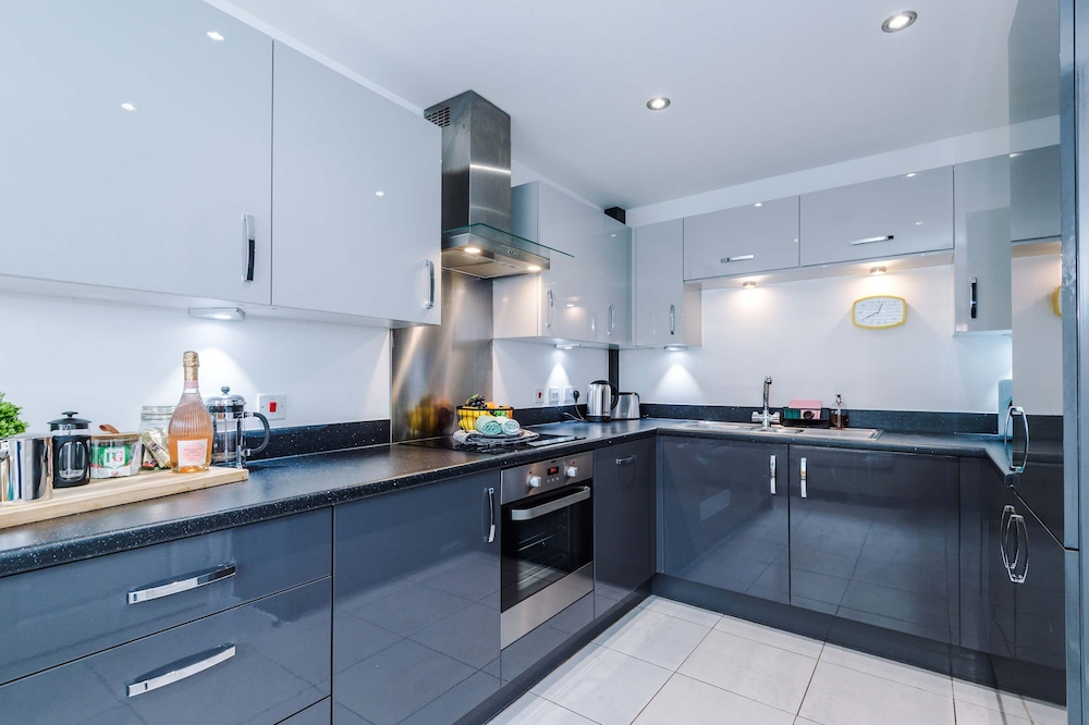 Spacious 2 Bed Perfect for Couples With Parking