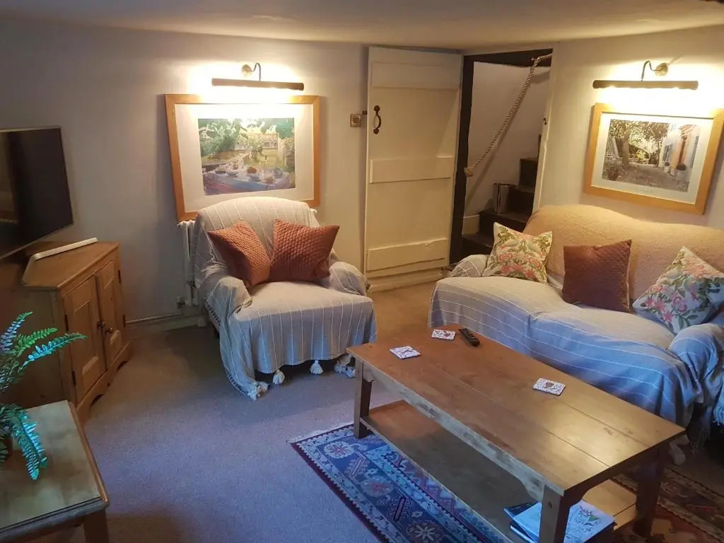 Delightful 3 bed Thatched Cottage Near Winchester