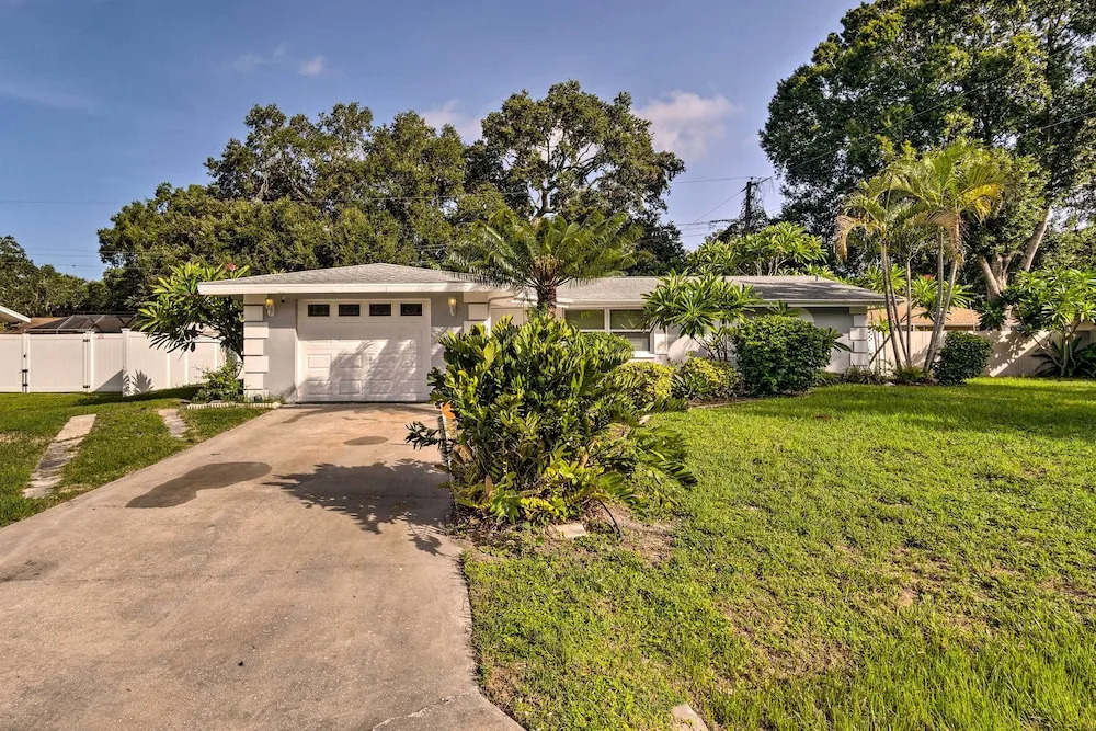 Peaceful Venice Villa w/ Patio - 2 Miles to Beach
