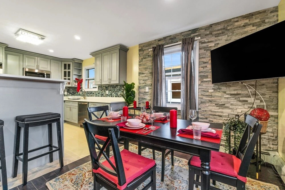Comfy Queens Home - Just Minutes From Jfk Airport! 3 Bedroom Apts by Redawning