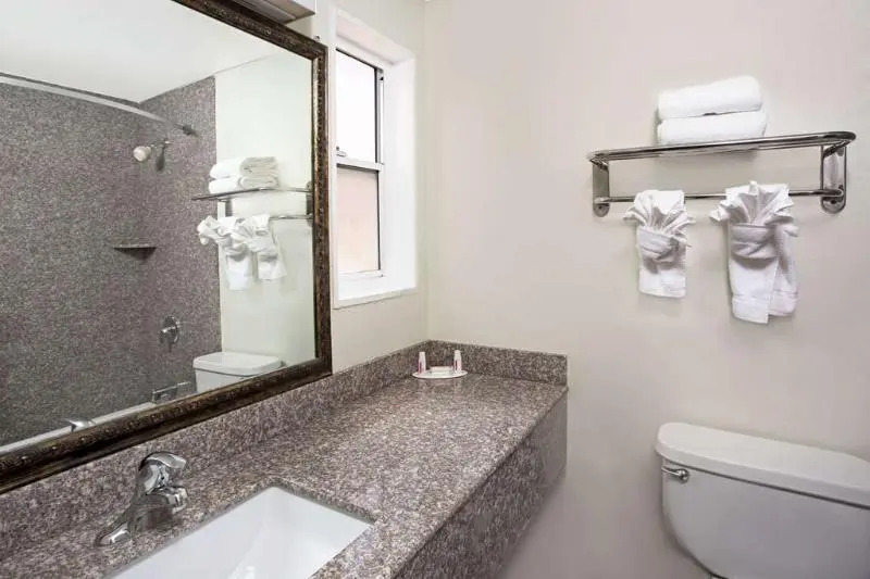 Days Inn By Wyndham Costa Mesa Newport Beach