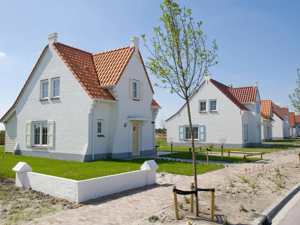 Detached villa with microwave, in a holiday park 400 m from the beach