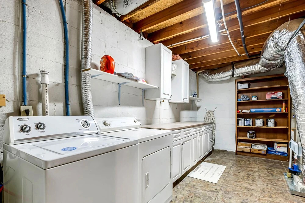 Stylish, spacious Uptown Condo! Perfect for large families and groups! Private patio! Minutes from downtown and airport!