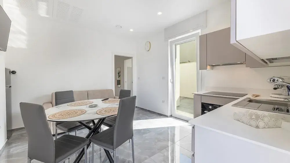 Sole Apartment 2 Central Marina With Modern Furnishings