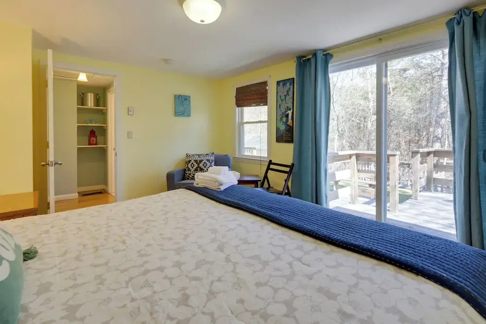 1 Mi to South Village Beach: BBQ-Ready Retreat