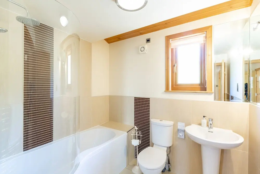 Douglas Fir Lodge With Hot Tub Near Cupar, Fife