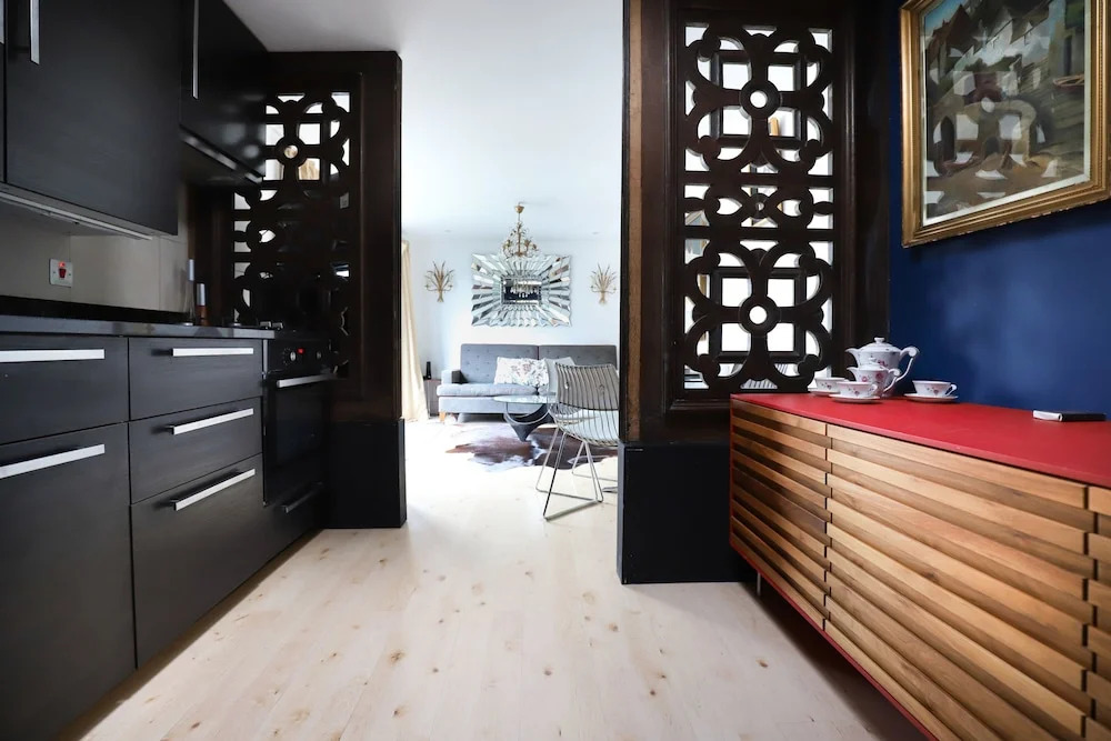 Stylish 1 Bedroom Flat With Balcony in North Kensington