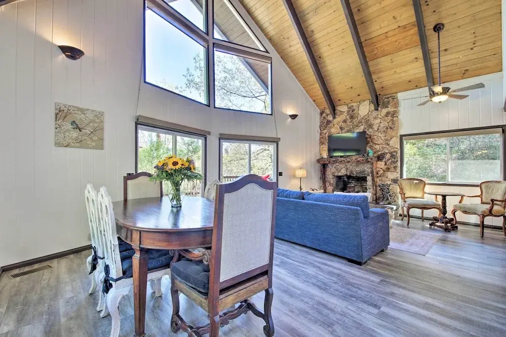Bikes + Game Room: Lovely Lake Arrowhead Home!