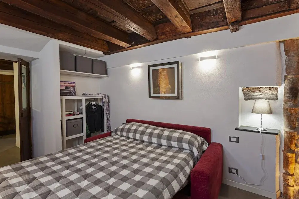 Wood and Stone Apartment in the historical center