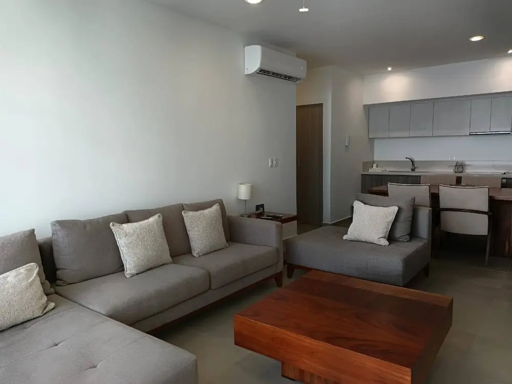 One Bedroom, Great Location Steps From the Beachh, Beautiful Roof Top View!