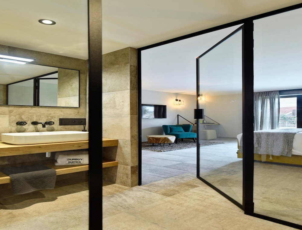 Villa with Pool & Suites for 12 Guests