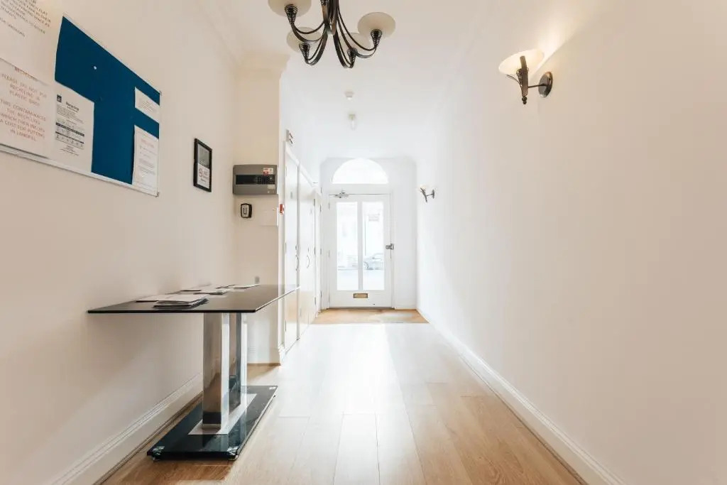 Spacious 2 bedroom flat near beach and town centre