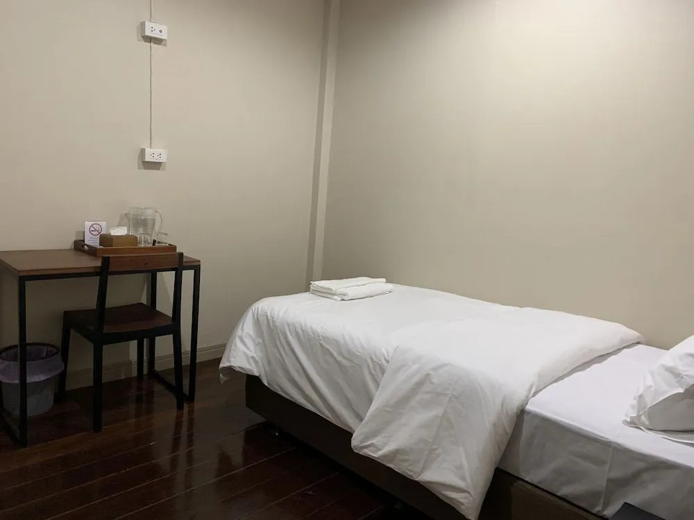 Achcha hotel - itsaraphap MRT station - Wat Arun