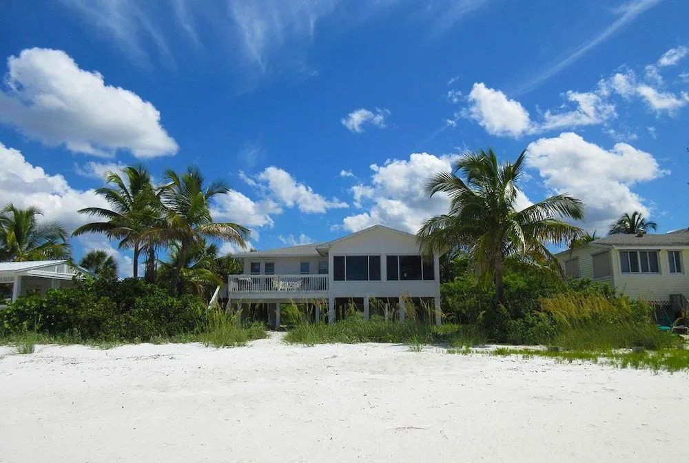 Mid-island Beach House 2 Bedrooms 2 Bathrooms Home