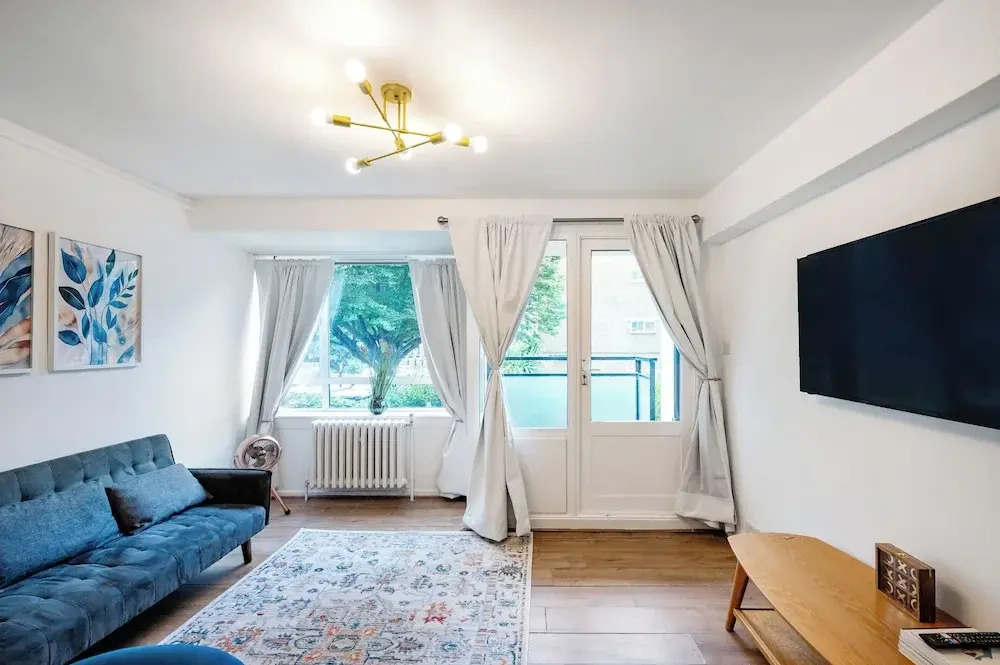 Cozy 2 bedroom flat- Heart of Victoria