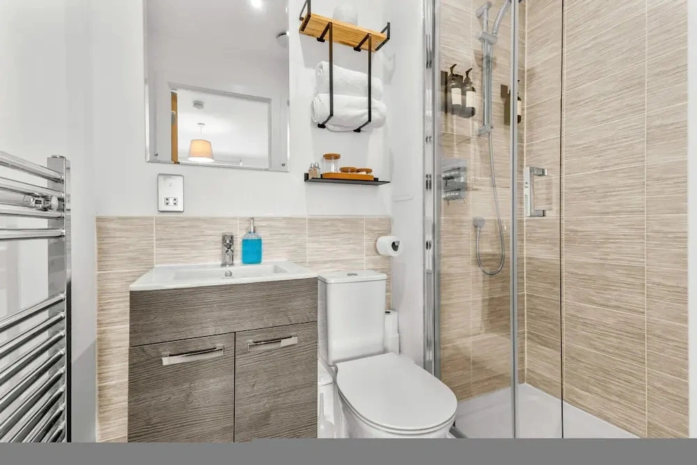 Modern 2BR Urban Nest In Salford Manchester for 4