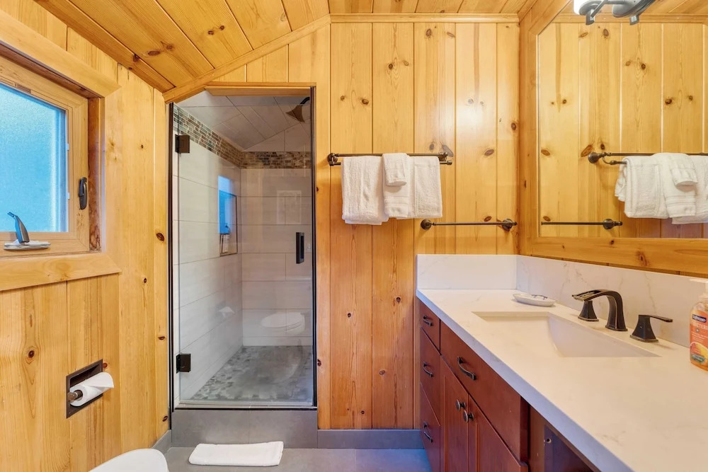 Lakefront Haven by Avantstay Minutes to Ski Resorts Private Dock Boat