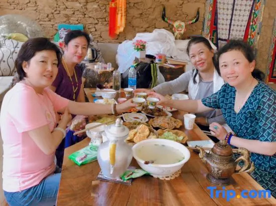 Danba Jiarong Home Village Hotel
