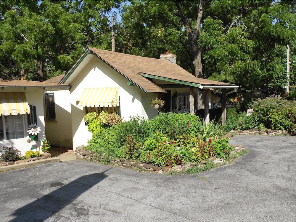 Sherwood Court Cottages & Guest Rooms