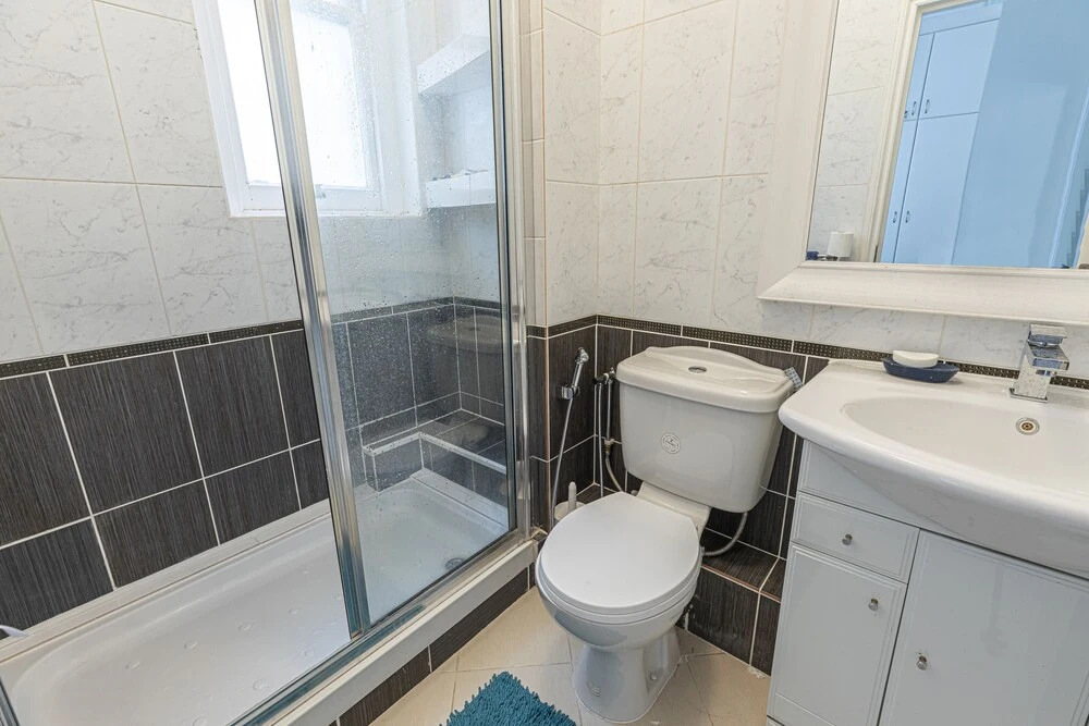 Stylish 3 Bedroom Flat with balcony is West Kensington