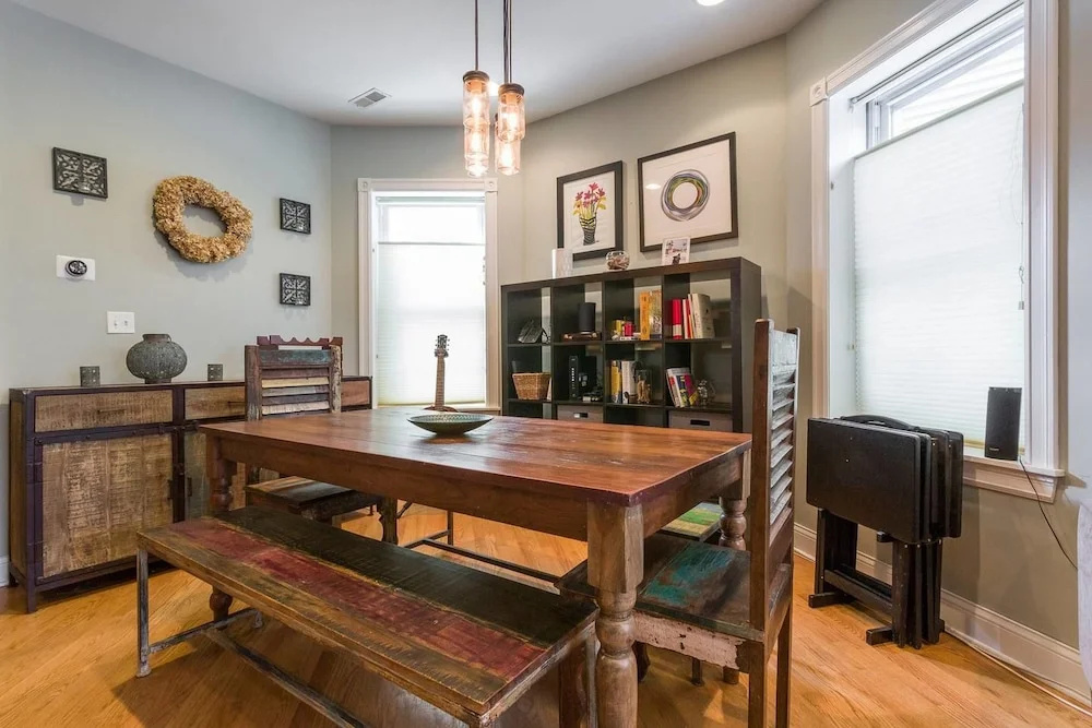 Spacious Split-level Apartment - Great for Groups