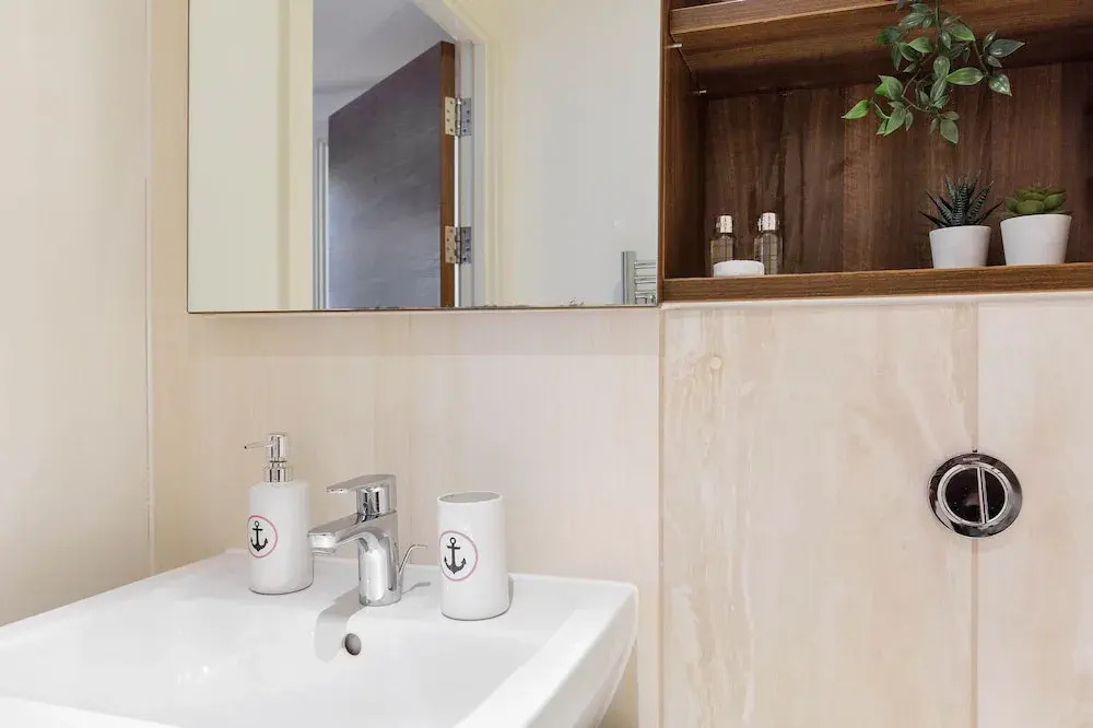 Sophisticated 2 Bed Flat with Balcony in Acton