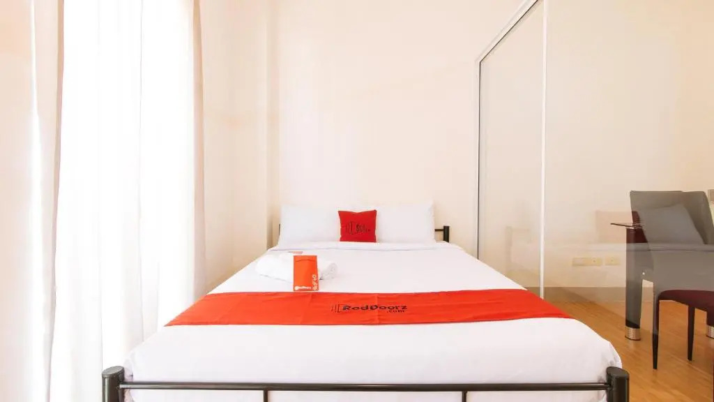 RedDoorz Plus @ IMU1 Suites Paranaque