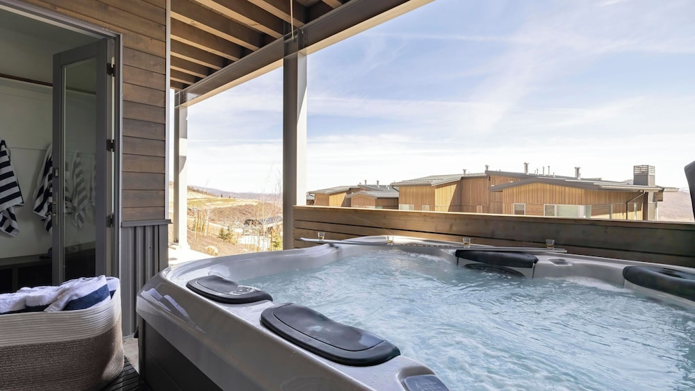 Silverado by Avantstay Snowboarder's & Skiers Paradise w/ Hot Tub, Views & Easy Slope Access!
