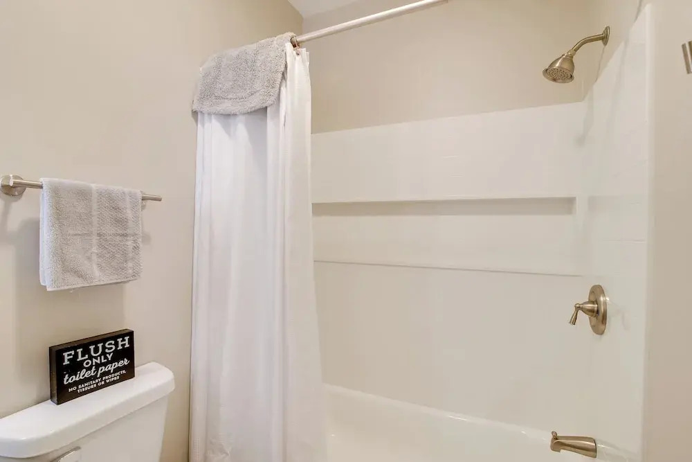 Walk to Wku, Bars & Dining! Updated Duplex Home