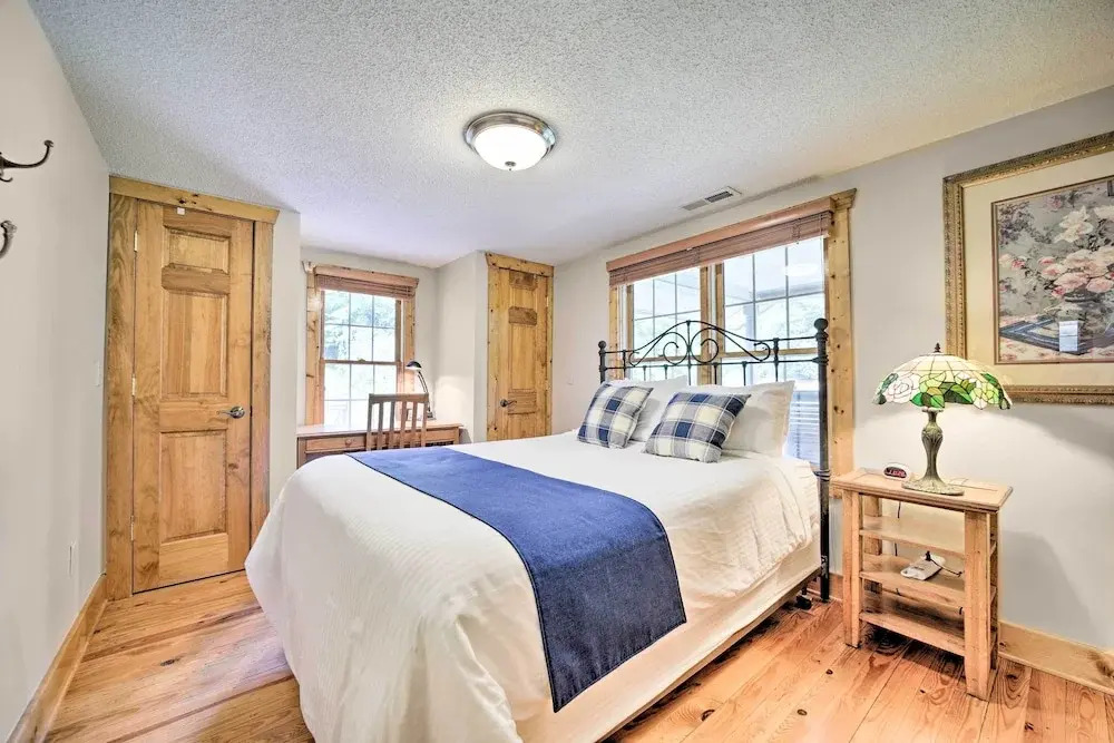 Settlers Mountain Retreat: On-site Hikes & Views!
