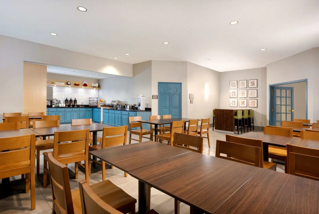 Country Inn & Suites by Radisson Albertville near Outlet Mall