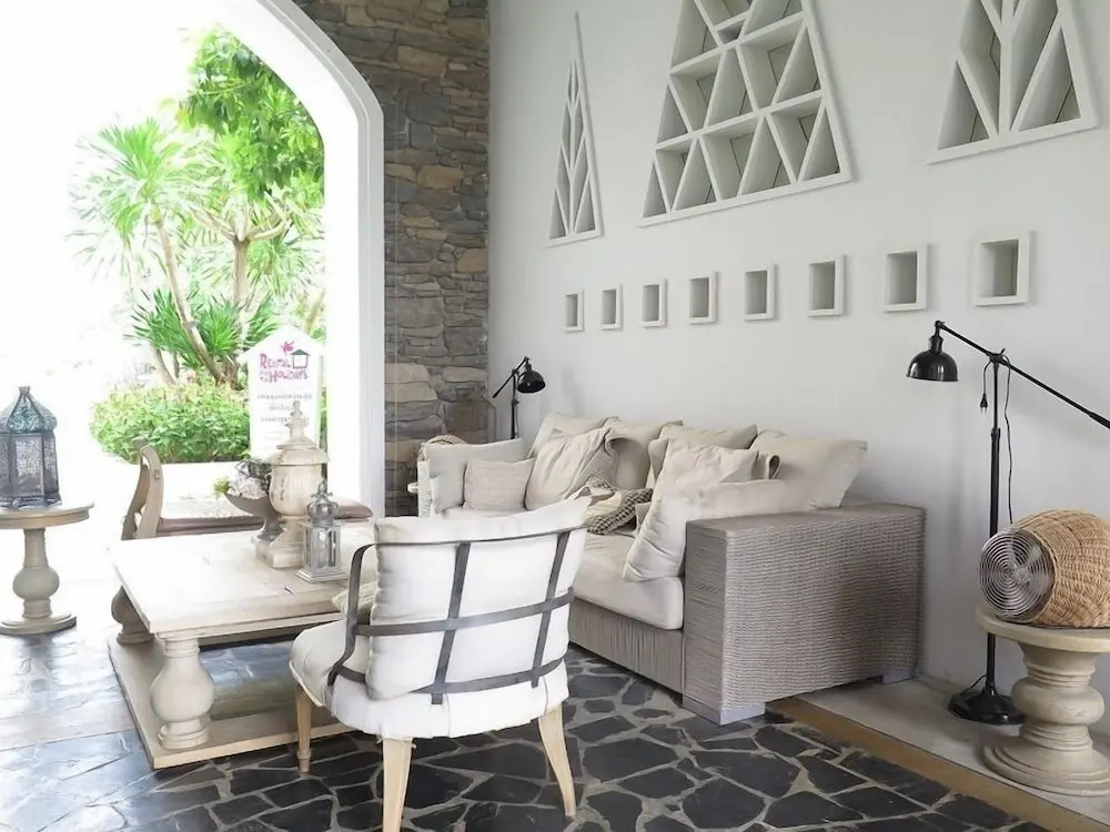 Chelona huahin beachfront resort condo
