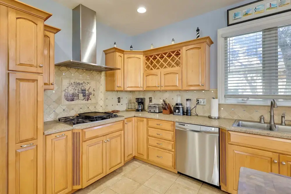 2nd-floor Unit w/ Deck! 1 Mi to Carolina Beach