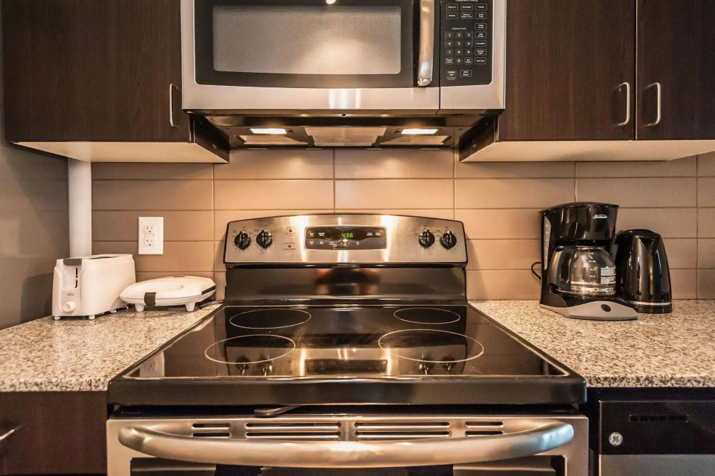 LifeSuites Lakeside Mimico