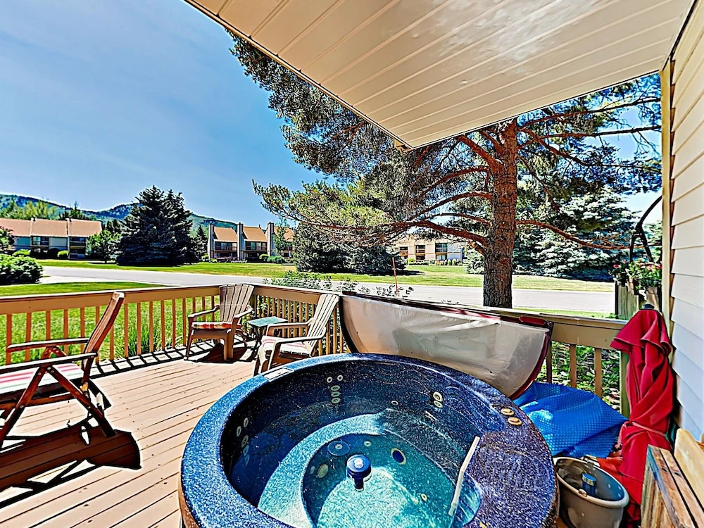 New Listing! Private Hot Tub, Walk To Sundance 2 Bedroom Condo