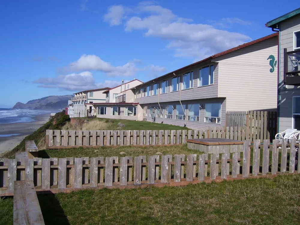 Seahorse Oceanfront Lodge