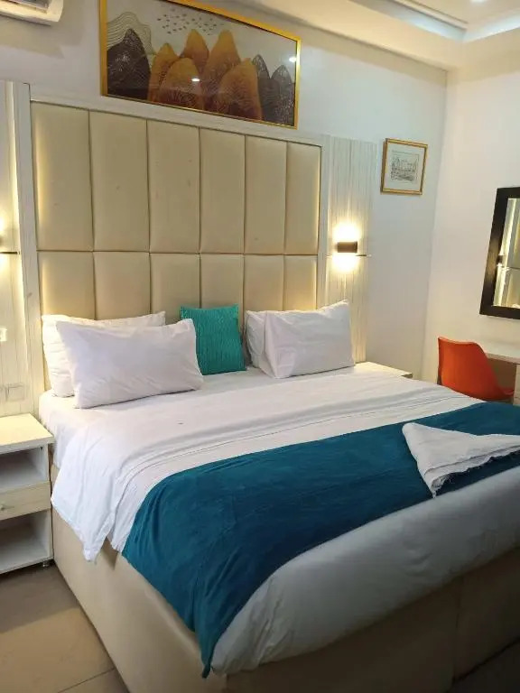 EdsLuxe Deluxe 2 Bedroom Apartment with Swimming Pool and High Speed Wifi