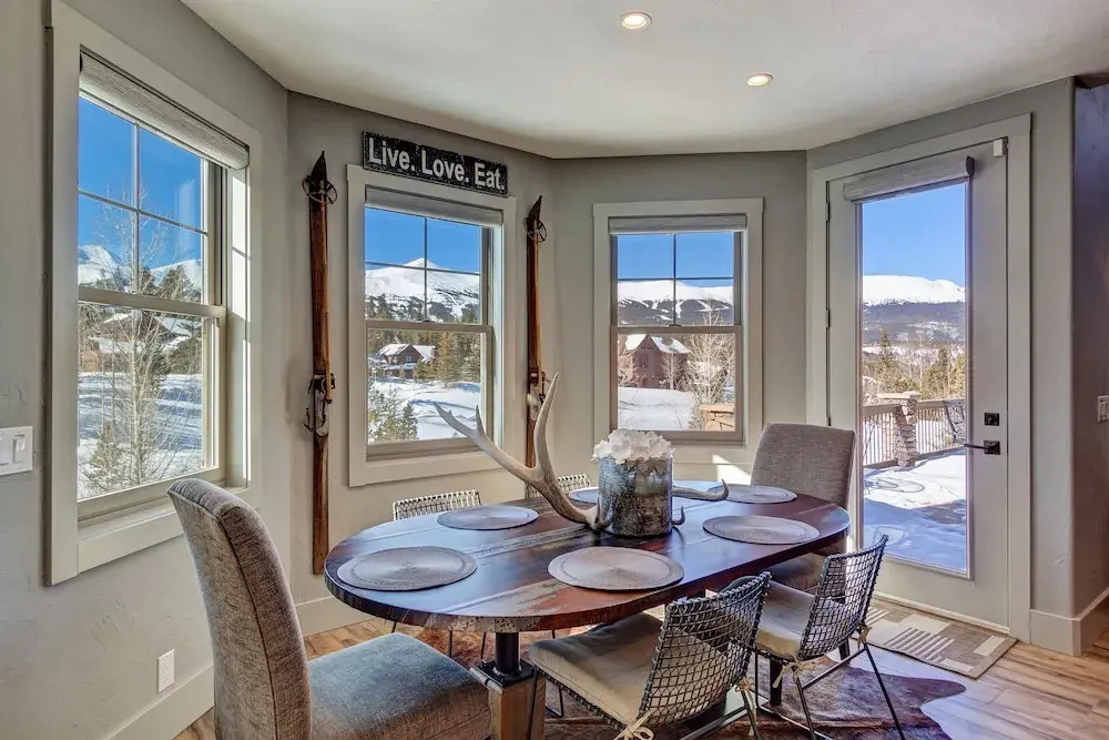 Creekside Escape 4 Bedroom Home by RedAwning
