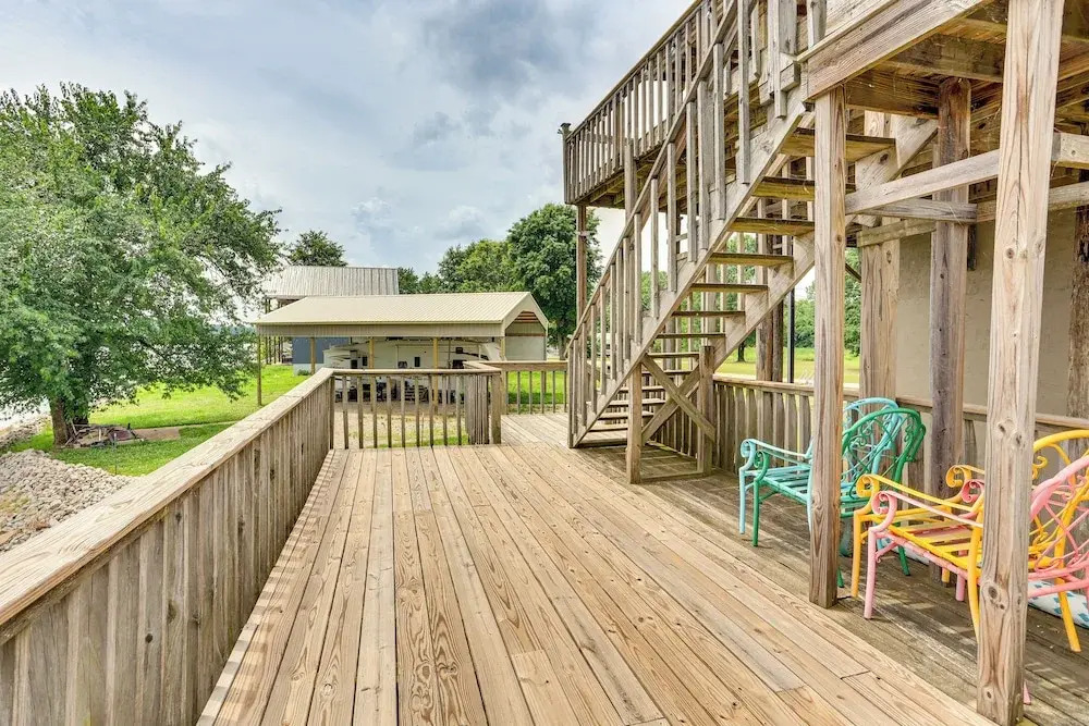 Tennessee River Retreat: Multi-level Deck & Views