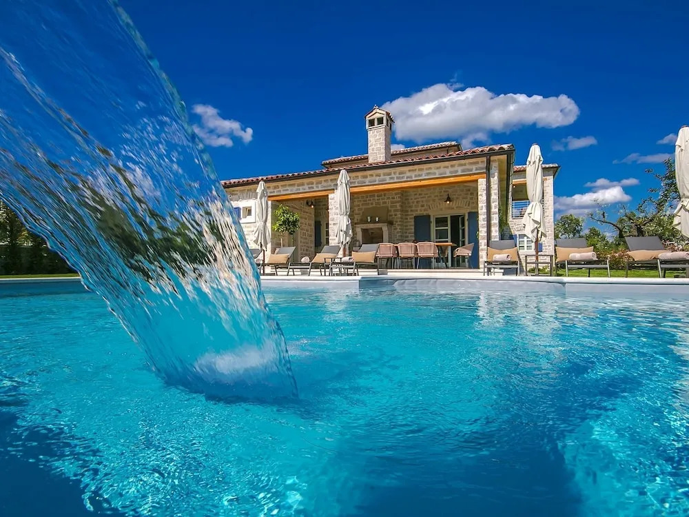 Spacious Villa in Ladici With Artistc Interiors and Pool