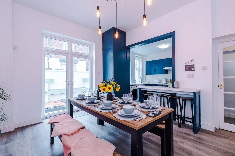 Spacious Home Sleeps 7 in the Heart of Anfield